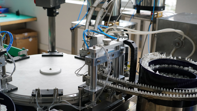 ROTARY täitmine e vedeliku plastpudelitesse.jpg