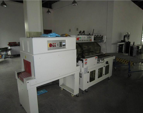 L type sealing shrinkage packing machine L tihenduskahanemismähismasin.jpg