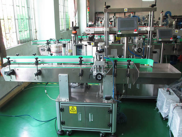 labeling machine with positioning system MÄRGISTAMISSEADMED PUDELID PLC.jpg