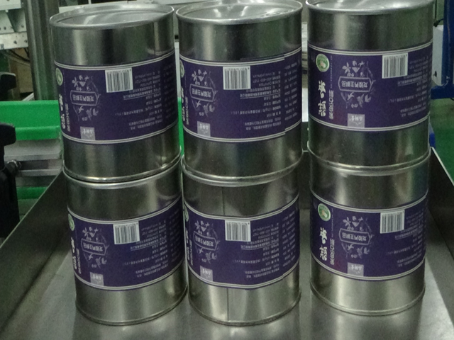 automatic vertical round bottle labeling equipment ÜMmargused konservikarbid ETIKETTIERMASCHINE.jpg