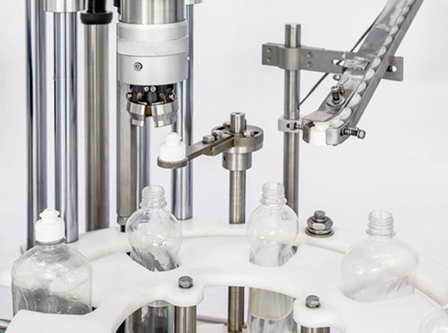 capping head close shot üksikasjad ühe korgiga masina kohta.jpg