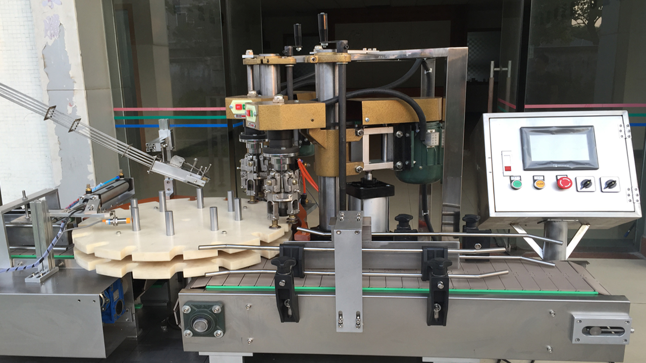 double heads screw capping machine kahepealine kruvikork.jpg