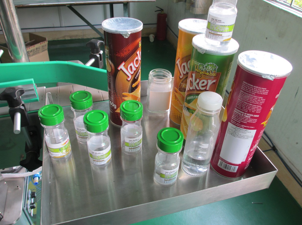 automatic vertical round bottle labeling equipment ÜMmargused konservikarbid ETIKETTIERMASCHINE.jpg