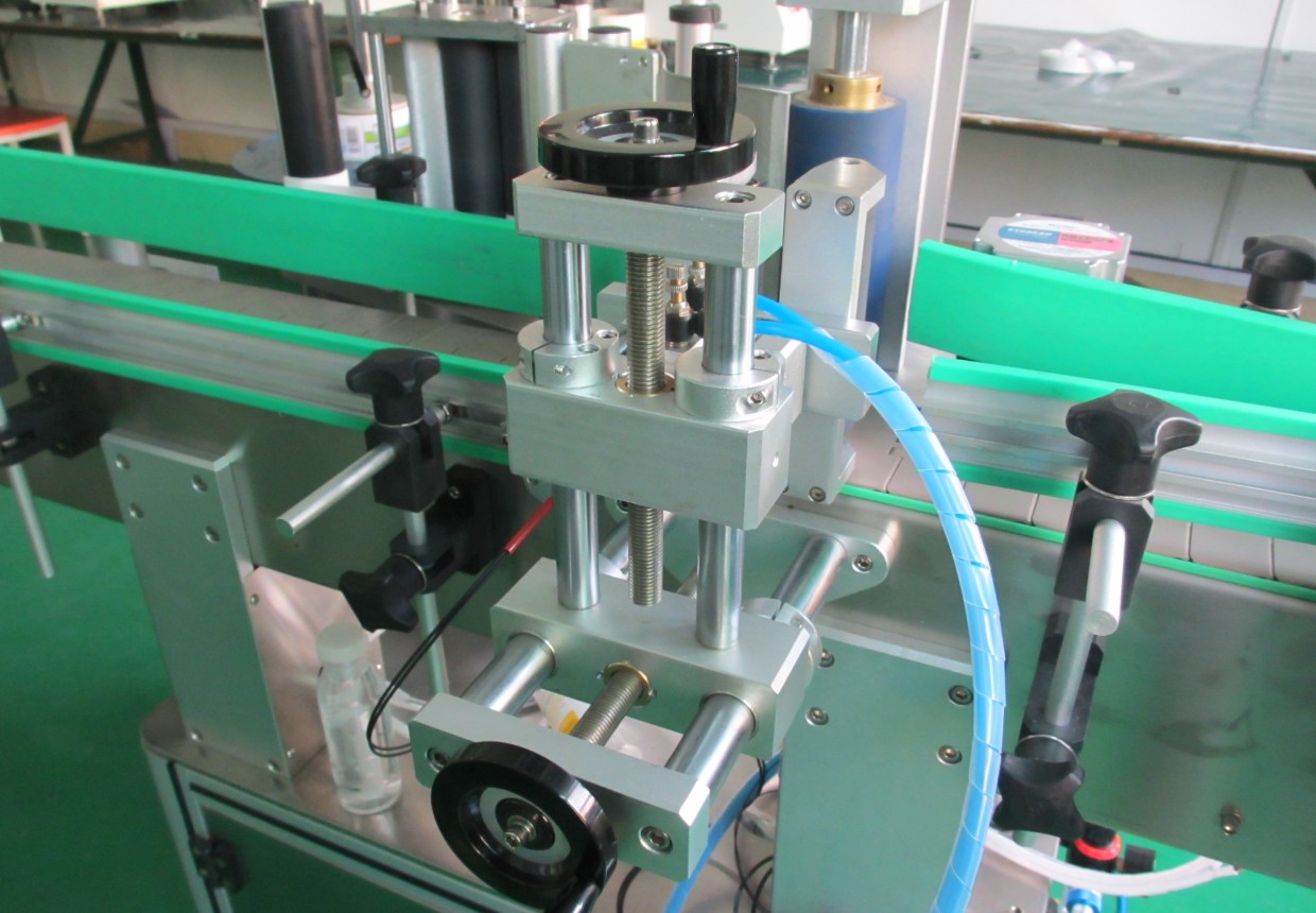 labeling machine with positioning system MÄRGISTAMISSEADMED PUDELID PLC.jpg