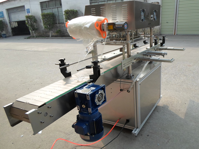 automatic jars sealing equipment in factory purkide sulgemismasin.jpg