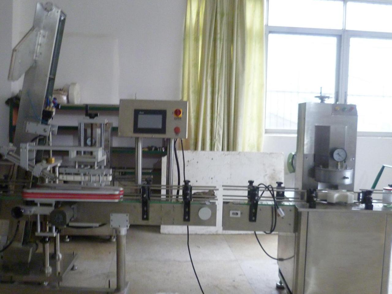 vacuum capping machine with cap placement vaakumkork klaaspurgile.JPG