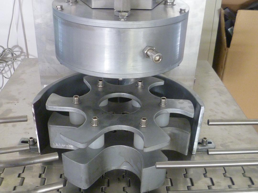 rotary vacuum capper machinery vaakumkorkimismasin pöörlev pea.JPG