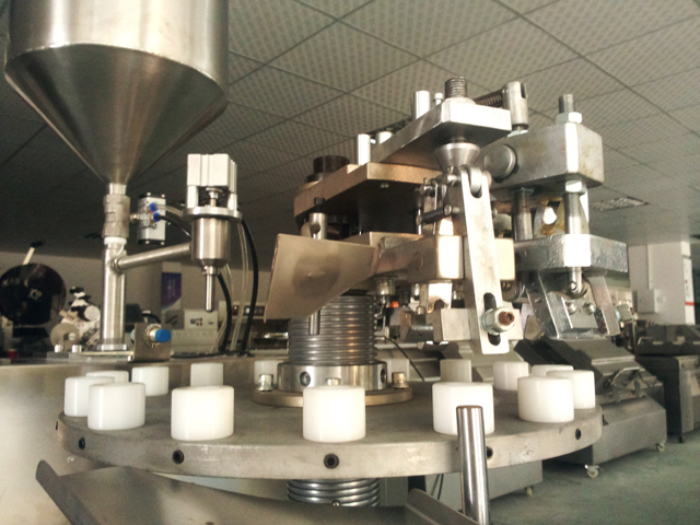 metal tubes filling folding machine torude täitmise tihendusmasinad laos.jpg