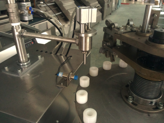 filling nozzles for aluminum tubes filling process tihendustäide metalltorudele.jpg