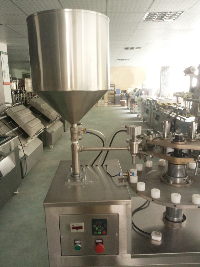 metal tubes filling sealing machine in stock torud täiteaine sealer hopper.jpg