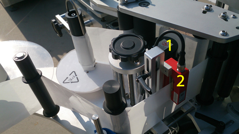 labeling machine for E liquid small bottles märgistus E vedeliku sulgemiseks images.jpg
