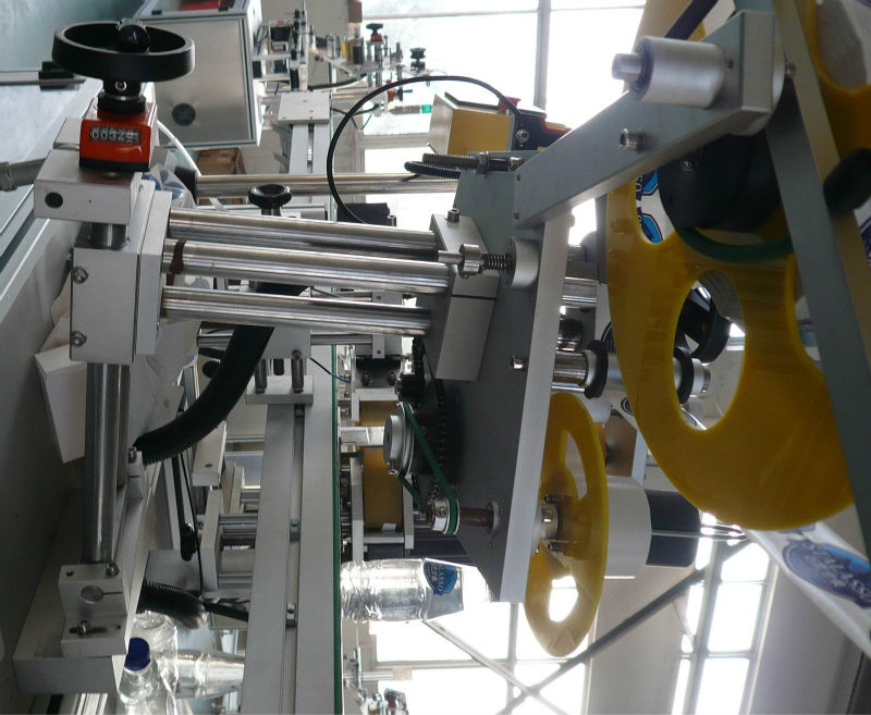 üles-alla kahepoolselt isekleepuva etiketi kleepimismasin