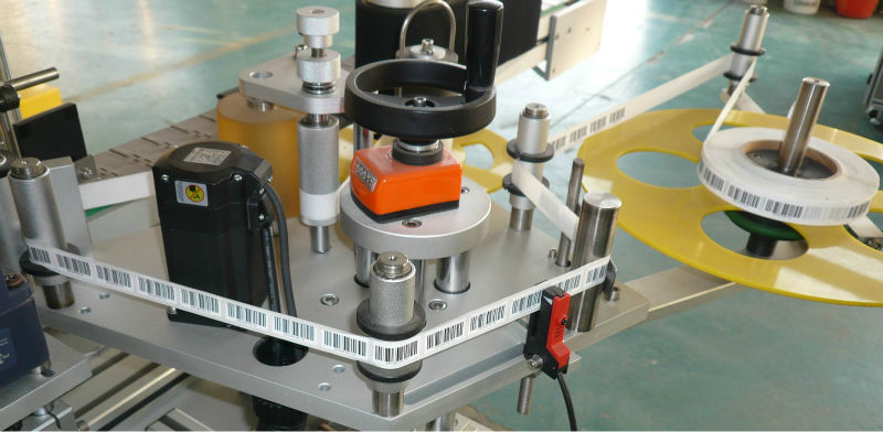 üles-alla kahepoolselt isekleepuva etiketi kleepimismasin