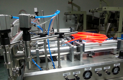 liquid filling machinery semi automatic horisontaalne vedel täiteaine täielikult pneumaatiline.jpg