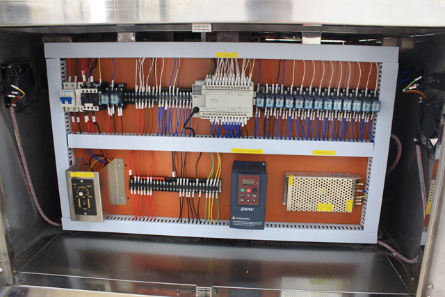 horizontal small bottles labeling machine picture horisontaalne märgistusmasin tegelik pilt.jpg