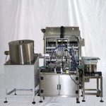 Monobloki juuksehooldusõli väikeste pudelite täitmise ja sulgemise masin