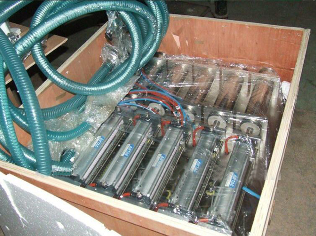 4 peaga täitmismasin puidust korpuses.jpg