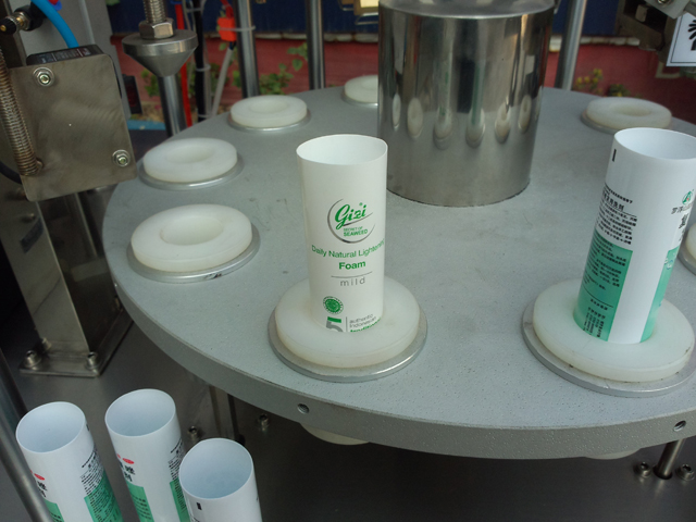 tubes for filling sealing tubes filler sealer for cream.jpg
