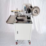 Poolautomaatne lipusildi aplikaator koerakontidest lemmikloomatoidu pakendamiseks