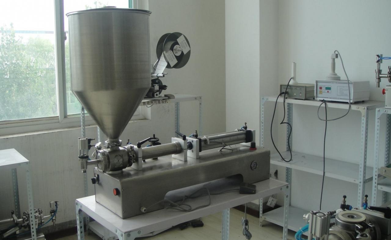liquid paste filling machine with vertical hopper ÜKS PEA PUNKRI TÄITMISMASINAGA.jpg