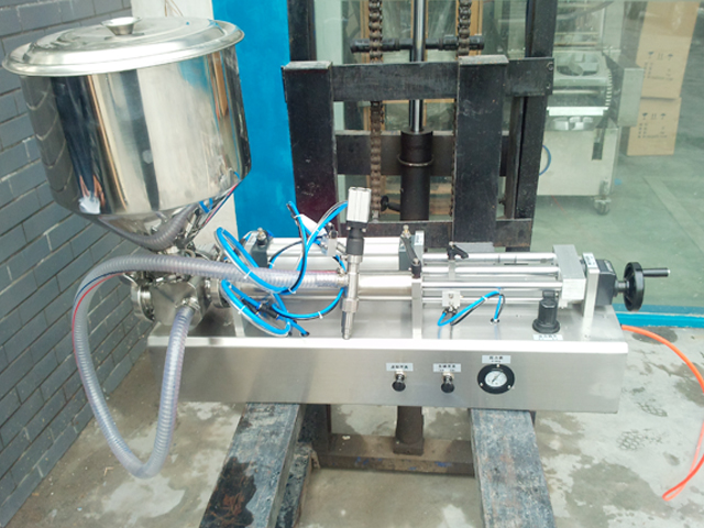 portable filling machine with handheld filling head täitmismasinad poolautomaatsed.jpg