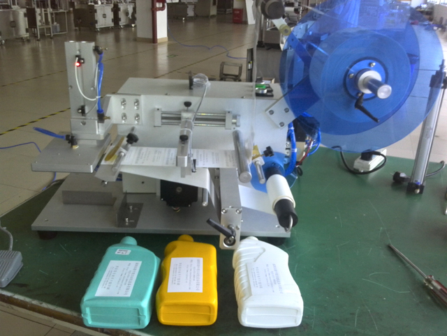 bottles labeling machine semi automatic lamedate pudelite etikettide seadmed.jpg