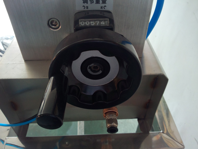 liquid filling machine semi automatic SHampooni täitevarustus.jpg