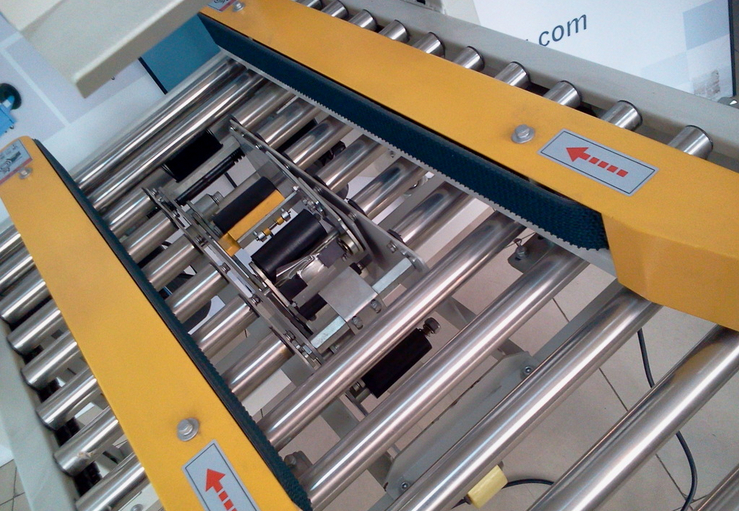 carton sealing stainless steel roll lähivõte kasti sulgemismasinale semi auto.jpg